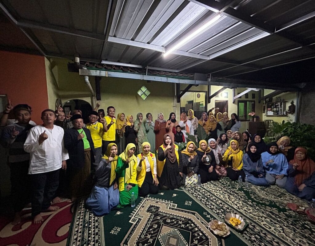 Sapa Warga Desa Jelegong Bandung, Teh Rita Ace Hasan Syadzily Bawa Pesan Suami Menangkan Golkar di Jabar
