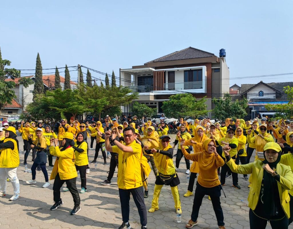 Kang Ace Ajak Ratusan Emak-Emak di Bandung Senam Bareng.