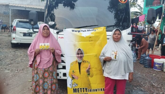 Hujan Tak Kunjung Turun, Teh Metty Golkar Kirim Bantuan Air Bersih ke Peloksok Rawan Kekeringan