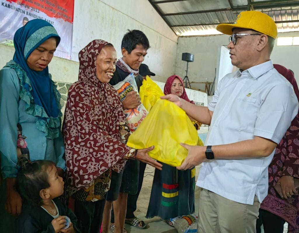 Ratusan Warga Korban Kebakaran TPA Sarimukti Sumringah, Kang Ace Bagikan Bantuan Sembako