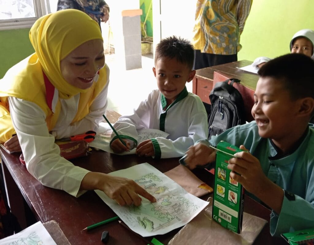 Ketua IIPG Jabar Kunjungi MIS Asy-Syafaat Cimaung Bandung, Ajak Anak Madrasah Rajin Baca Buku