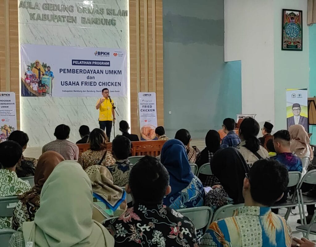 Dikenal Sebagai Tokoh Penggerak Ekonomi Umat, Kang Ace Kembali Salurkan Bantuan Pemberdayaan UMKM dan Usaha Fried Chicken di Soreang