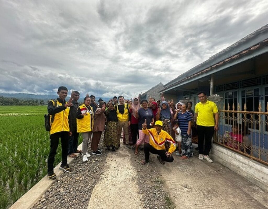 Buktikan Bisa Kasih Solusi, Caleg DPRD Cianjur Metty Triantika Bangun Jalan Desa di Bojongpicung Bersama Relawan