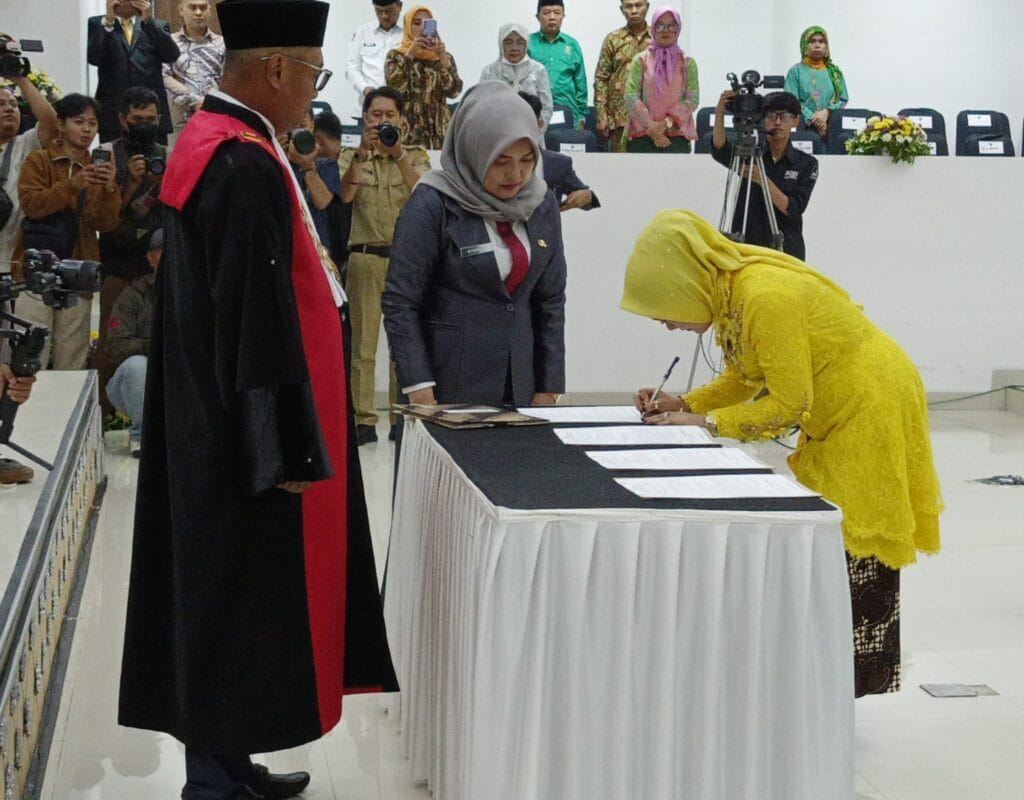 4 Pimpinan DPRD Kabupaten Cianjur 2024-2029 Resmi Dilantik, Metty Triantika Mencetak Sejarah Baru Menjadi Ketua DPRD Perempuan Pertama di Cianjur